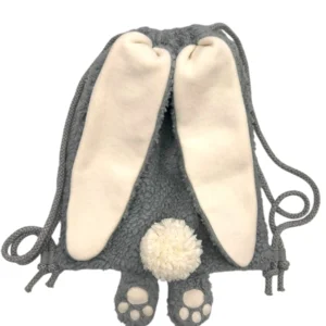 Kinderrucksack Hase aus Baumwollplüsch in grauer Farbe, mit Kordel ebenfalls in grau, als Zugschnur und Träger. Mit Woll-Bommel in Farbe grau Auch die aufgenähten Ohren und Pfoten sind grau farbig. Ansicht von der Rückseite zeigt die großen Ohren, den Wollbommel,, die liebevoll ausgeführten Pfoten sowie den Plüschrucksack.