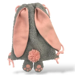 Kinderrucksack Hase aus Baumwollplüsch in grauer Farbe, mit Kordel ebenfalls in rosé, als Zugschnur und Träger. Mit Woll-Bommel in Farbe rosé. Auch die aufgenähten Ohren und Pfoten sind rosé farbig. Ansicht von der Rückseite zeigt die großen Ohren, den Wollbommel, die liebevoll ausgeführten Pfoten sowie den Plüschrucksack.