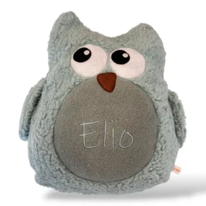Wärmekissen Eule personalisiert in Farbe mintgrün. Handgefertigt aus Baumwollplüschstoff mit gesticktem Namen "Elio" auf dem Bauch der Eule. Der Name ist gut leserlich und in 4 cm großen Buchstaben im passenden Farbton gestickt. Die Flügel der Eule sind angenäht und stehen leicht ab. Der Schnabel und die Augen der Eule sind ebenfalls aufgenäht und bestehen aus Filzstoff.