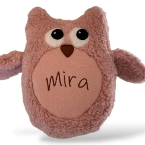 Wärmekissen Eule personalisiert in Farbe rosé. Handgefertigt aus Baumwollplüschstoff mit gesticktem Namen "Mira" auf dem Bauch der Eule. Der Name ist gut leserlich und in 4 cm großen Buchstaben im passenden Farbton gestickt. Die Flügel der Eule sind angenäht und stehen leicht ab. Der Schnabel und die Augen der Eule sind ebenfalls aufgenäht und bestehen aus Filzstoff.